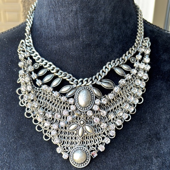 Jewelry - Elegant Silver Statement Necklace. EUC